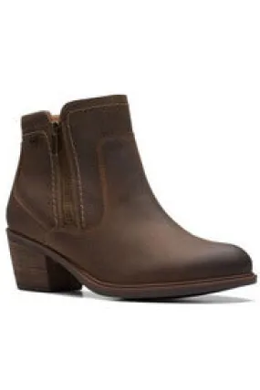 Clarks Boots Neva Zip in Taupe Leather